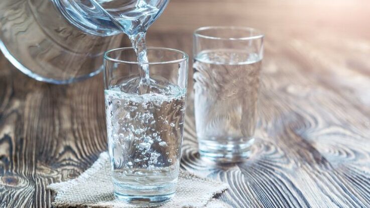 पीने के आहार के लिए एक गिलास पानी