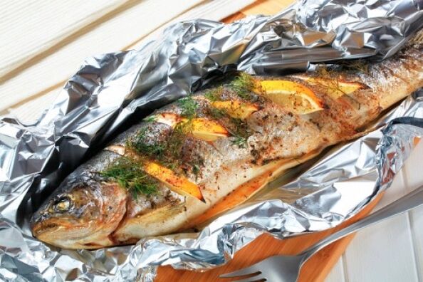 रात के खाने के लिए पन्नी में पकी हुई मछली के साथ मैगी आहार का पालन करें