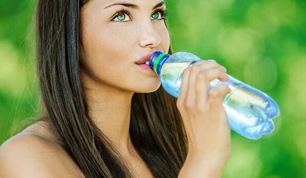 प्रभावी ढंग से वजन कम करने के लिए आपको पर्याप्त पानी पीने की जरूरत है।